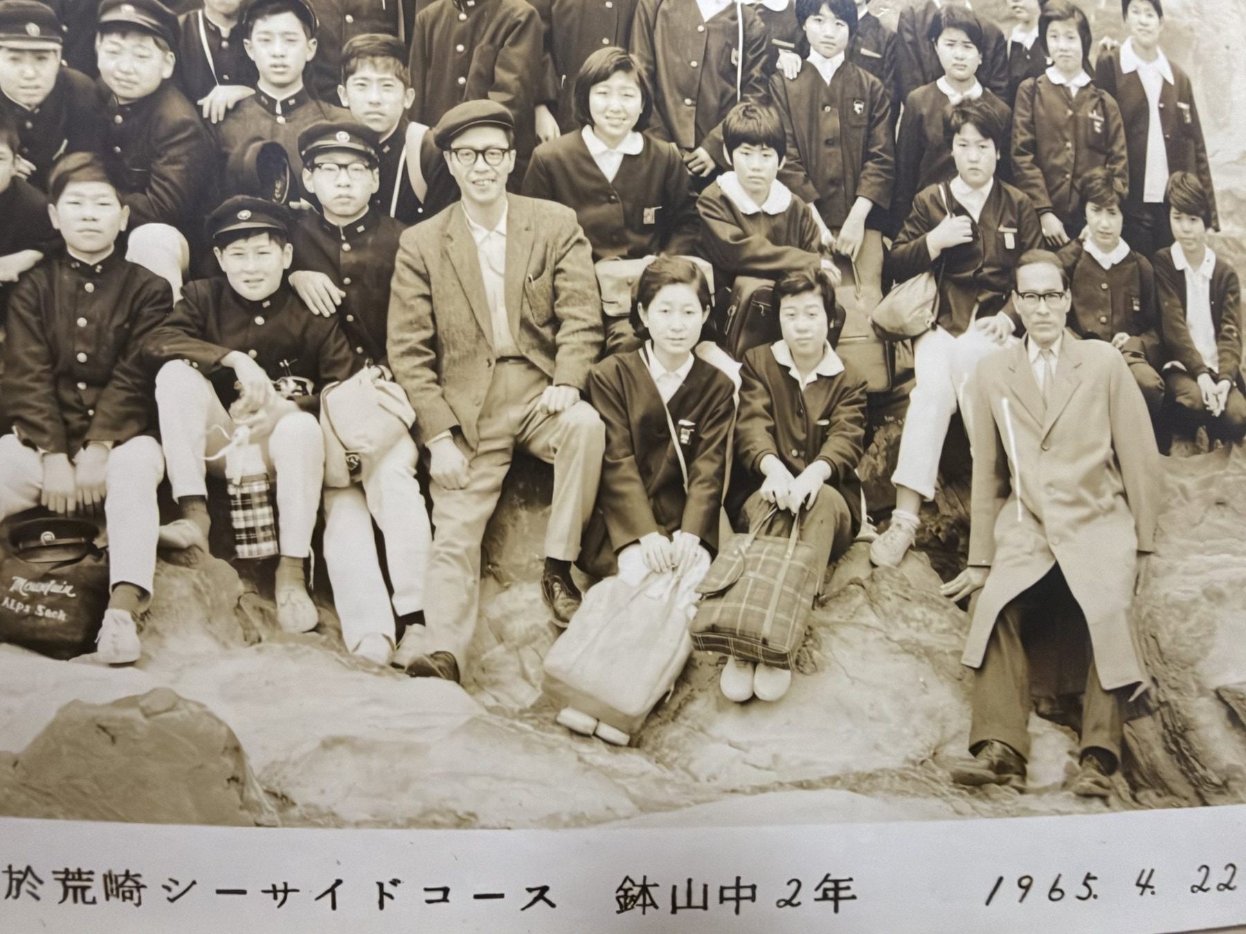 荒崎シーサイドコースの岩場で並ぶ鉢山中学校の生徒と教職員