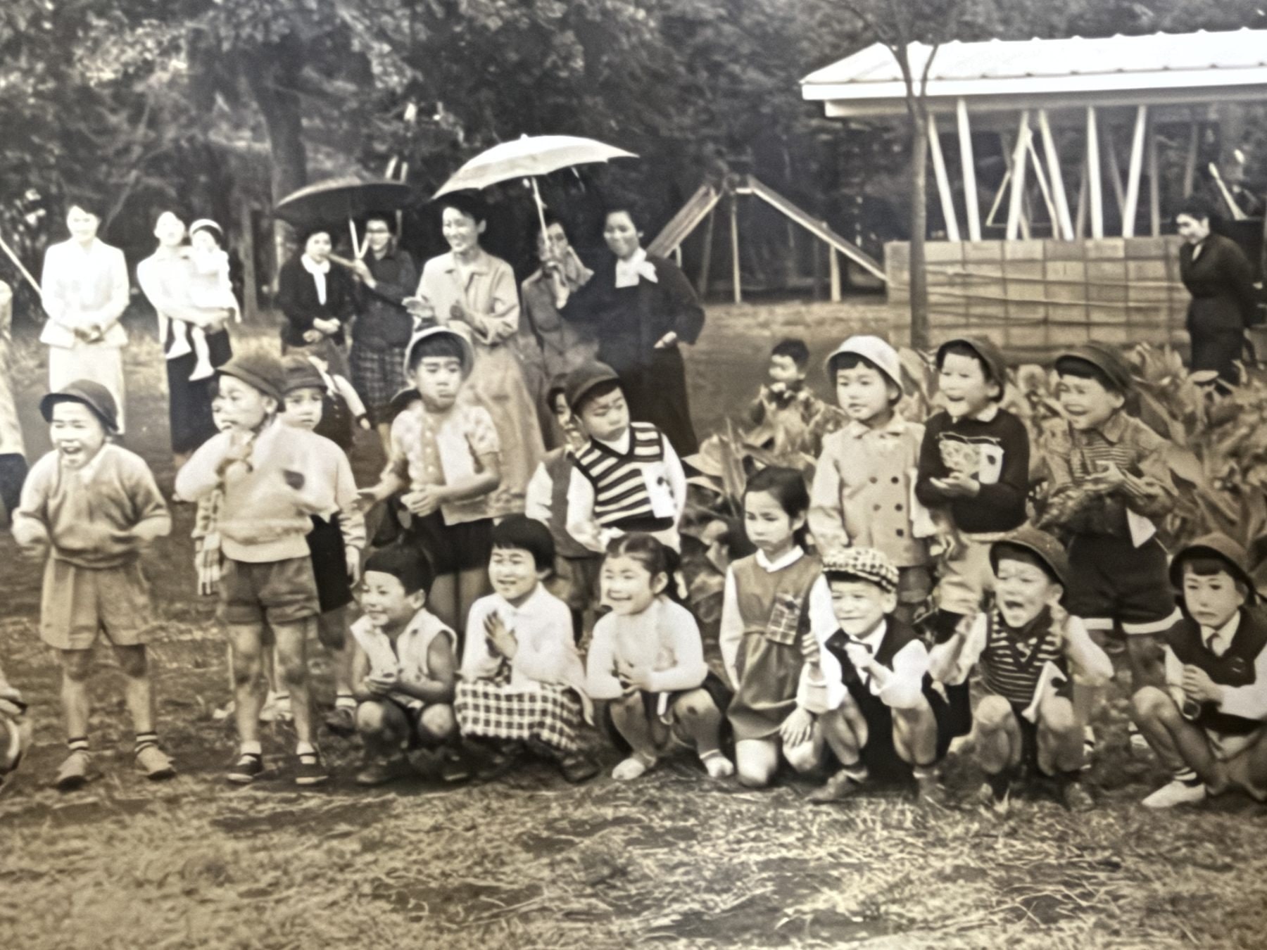 屋外で並ぶ子どもと教職員の集合写真