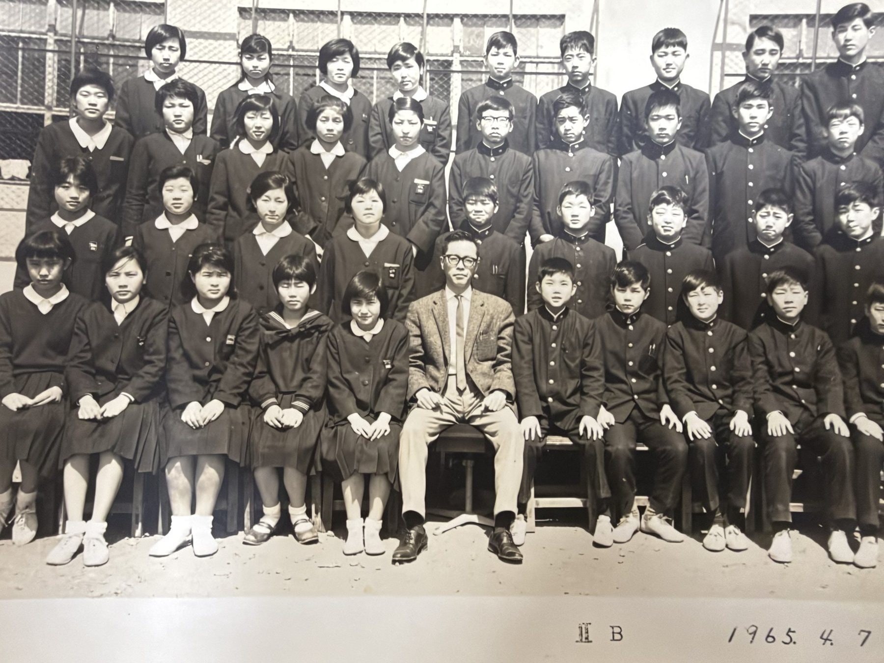 校舎前に並ぶ鉢山中学校1年B組の生徒と教職員