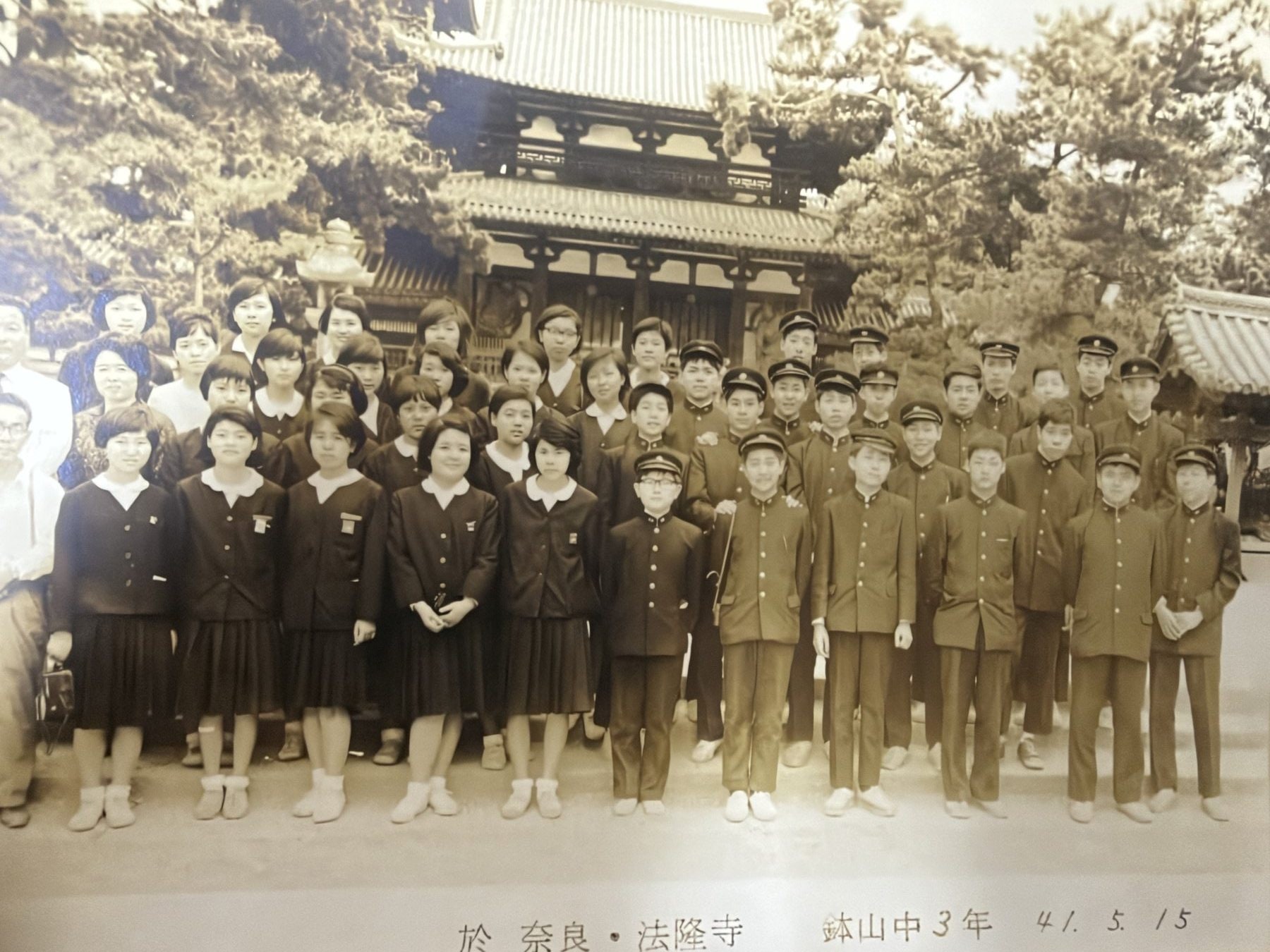 法隆寺の建物前に並ぶ鉢山中学校の生徒と教職員