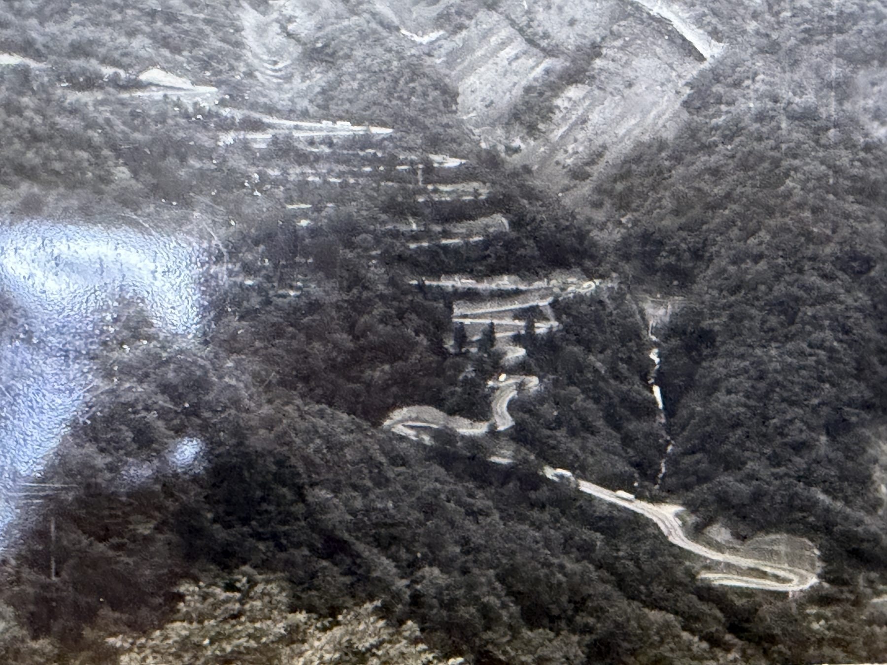 山あいの谷と道を見下ろした風景