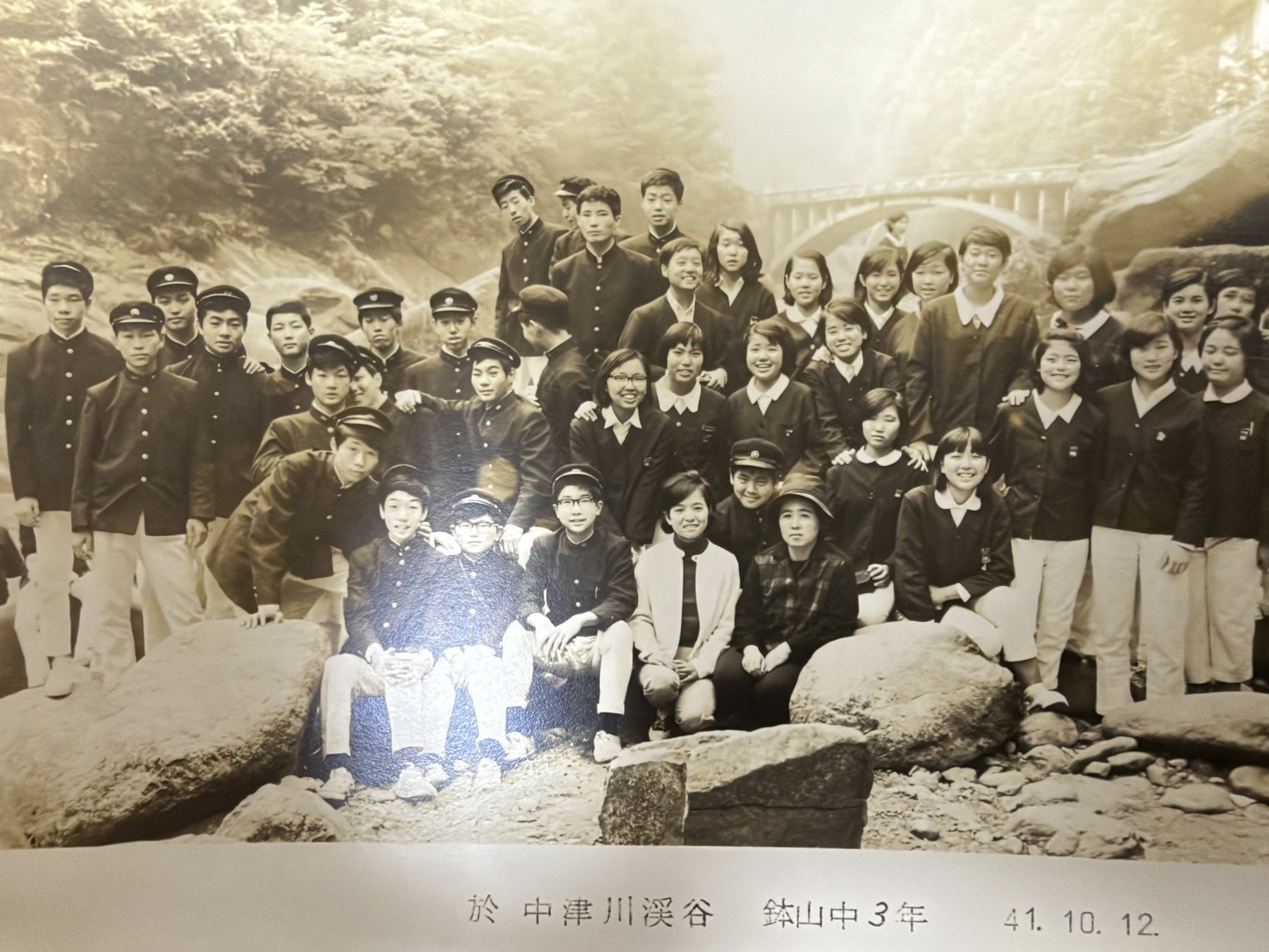 中津川渓谷の岩場で並ぶ鉢山中学校の生徒と教職員