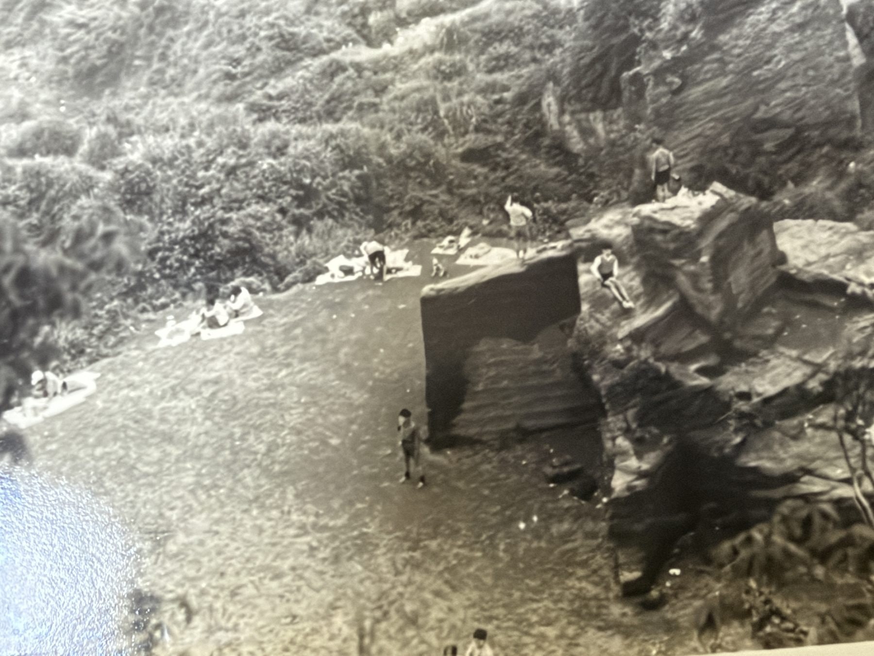 岩に囲まれた入江と水辺を遠くから写した風景